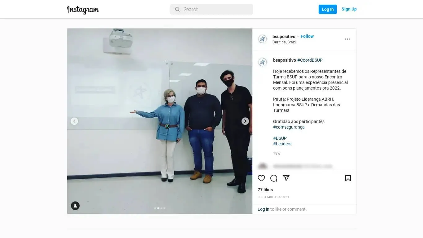 Captura de tela de uma postagem do Instagram da conta bsupositivo de 2021. A legenda informa sobre um encontro presencial com representantes de turmas da Business School (BSUP) para planejamento para 2022, mencionando o Projeto Liderança ABRH, Projeto de Rebranding da Business School da Universidade Positivo e Demandas das Turmas. Na foto estão a Professora Dra. Fabiana Mariutti, Victor Bessa e Willian Carlberg.