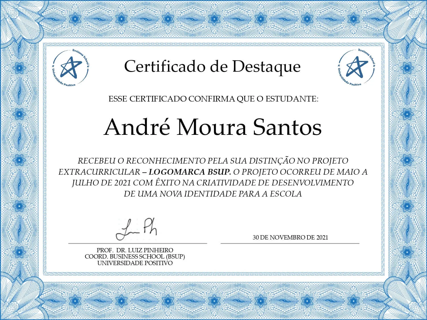 Certificado de Destaque emitido pela Universidade Positivo, com borda decorativa azul e branca. O texto central informa que o estudante André Moura Santos recebeu reconhecimento pela sua distinção no projeto extracurricular LOGOMARCA BSUP, ocorrido de maio a julho de 2021. O certificado está assinado por Prof. Dr. Luiz Pinheiro, Coordenador da Business School (BSUP) da Universidade Positivo, e datado de 30 de novembro de 2021.